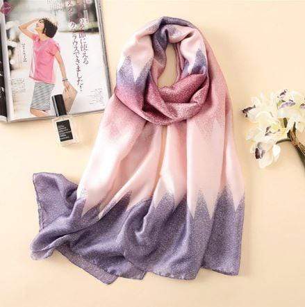 Le foulard en soie : l'atout mode indispensable