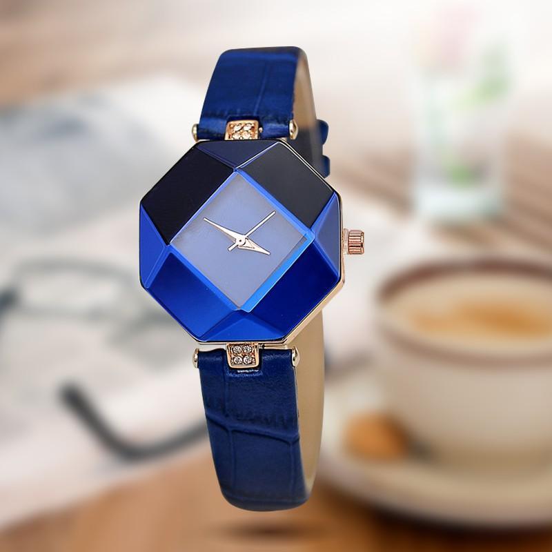 Montre aux motifs pierre précieuse