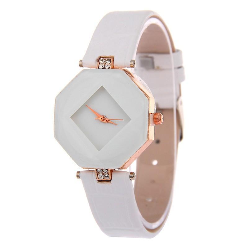 Montre aux motifs pierre précieuse