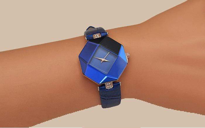 Montre aux motifs pierre précieuse