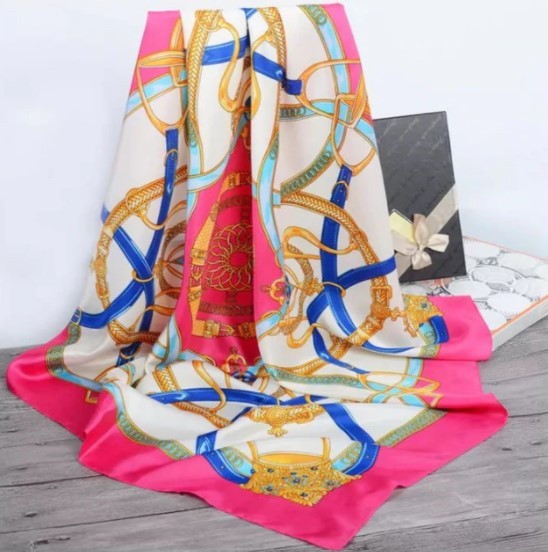 Foulard en soie avec imprimés