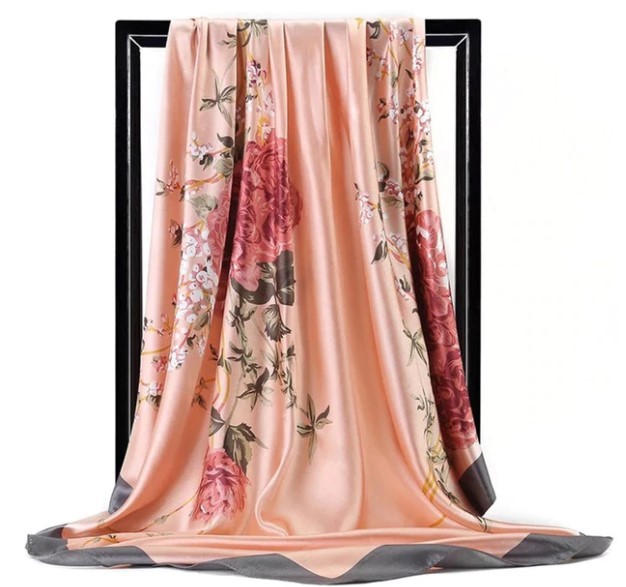 Foulard en soie imprimé fleurs