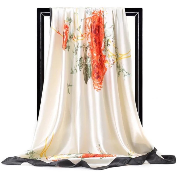 Foulard en soie imprimé fleurs